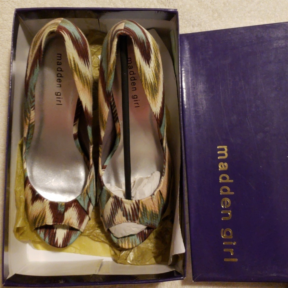 Heels - Picture 2 of 3